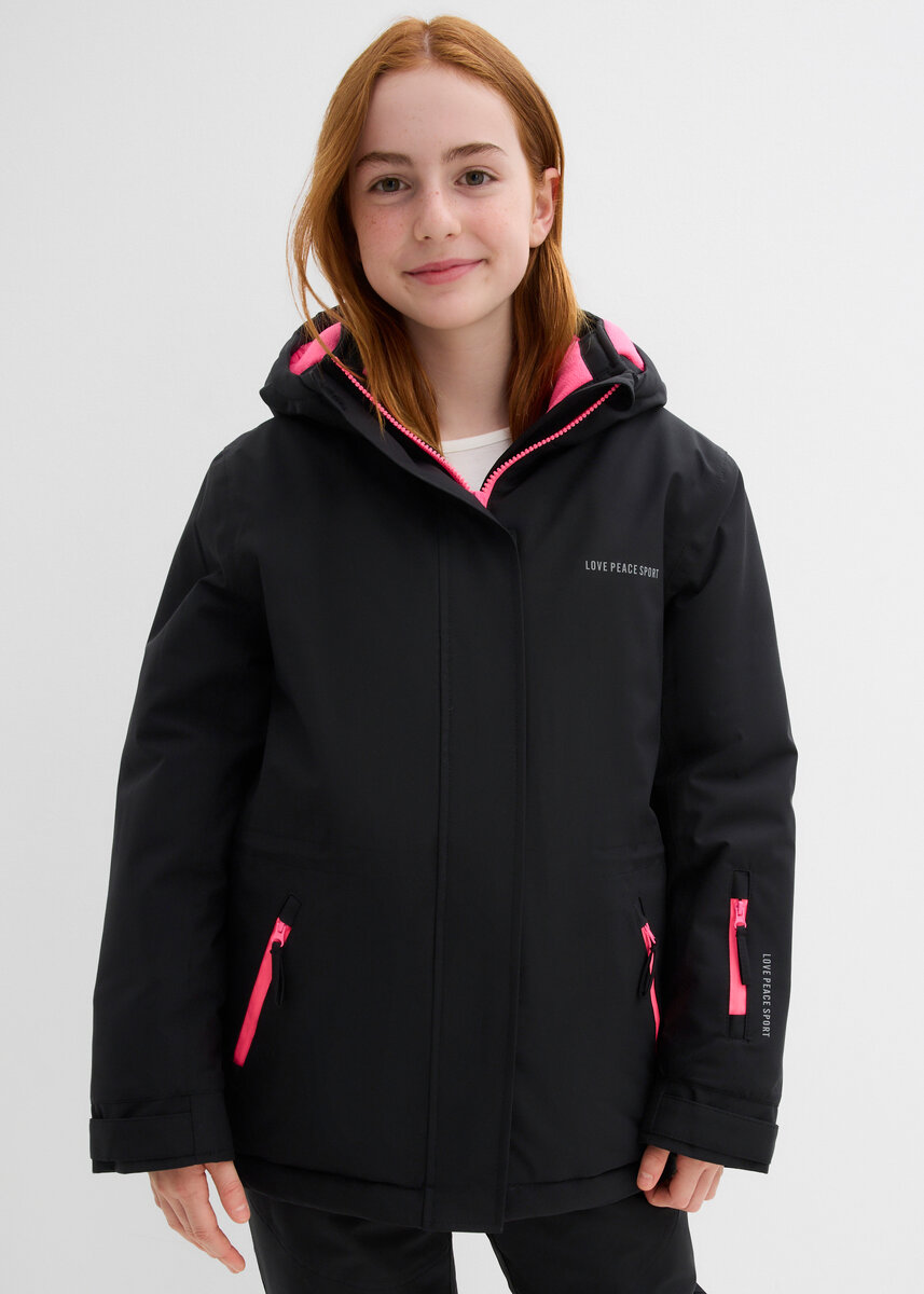 Das Mädchen trägt eine schwarze Winterjacke.