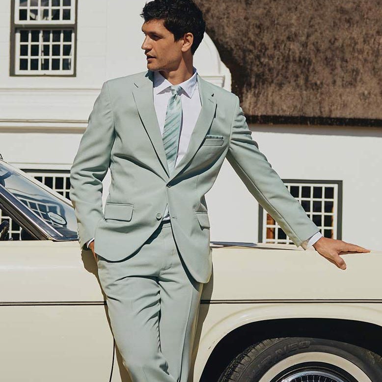 Eleganter hellgrauer Anzug mit weißem Hemd und Fliege.