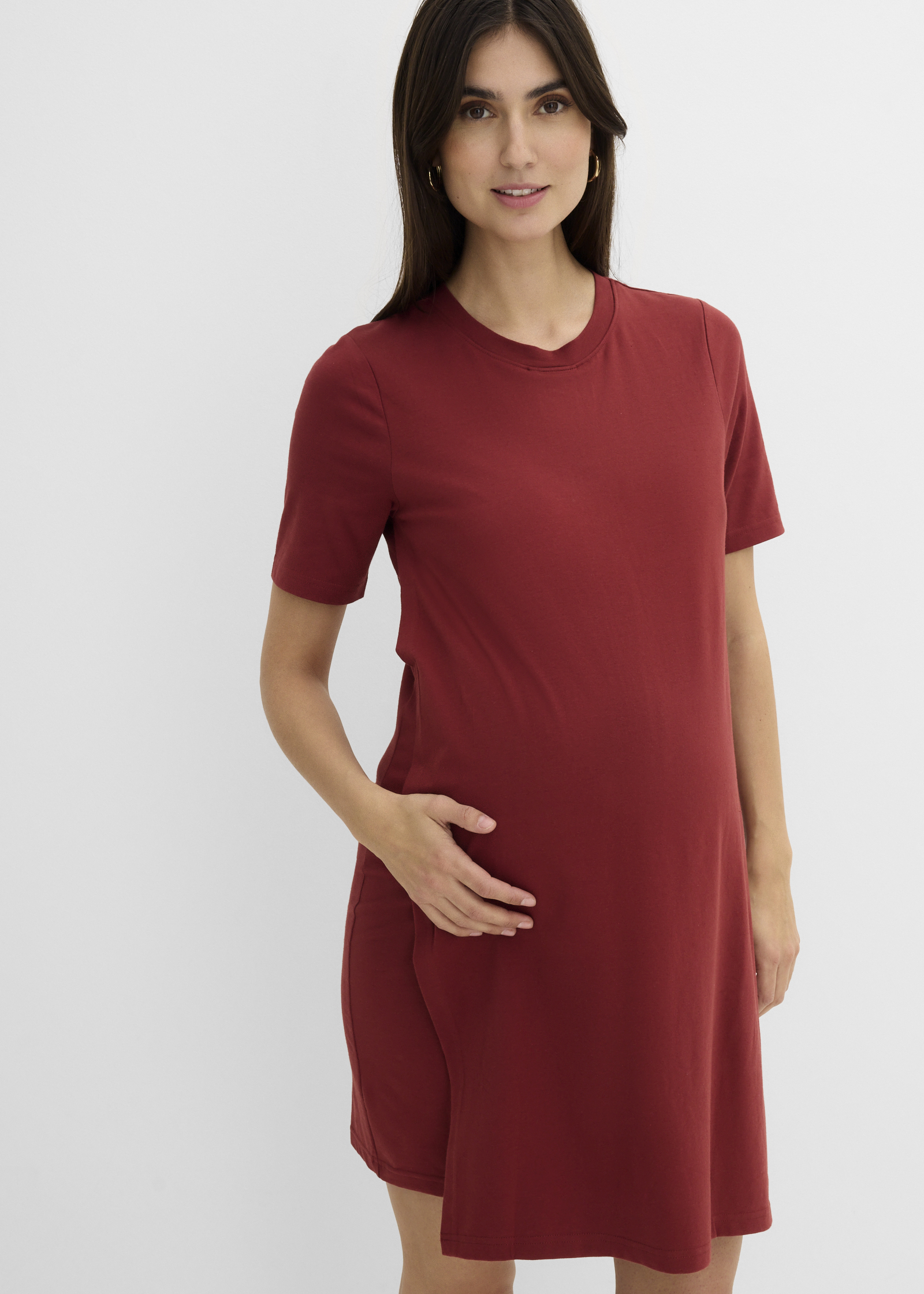 Ziegelrotes T-Shirt-Kleid mit kurzen Ärmeln, ideal für bequeme Schwangerschaftstage.