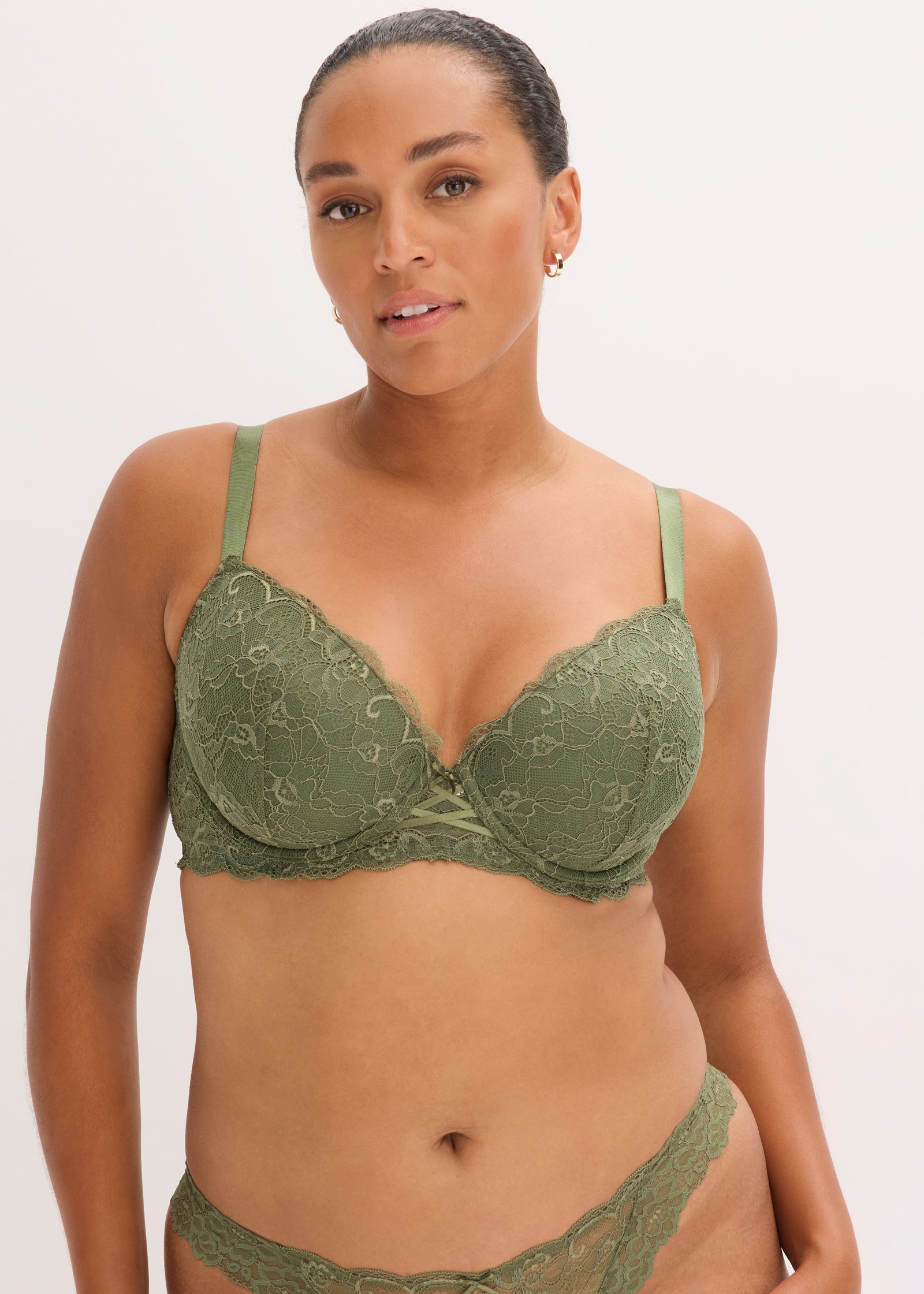 Grünes Dessous-Set aus zarter Spitze, bestehend aus BH und passendem Slip.