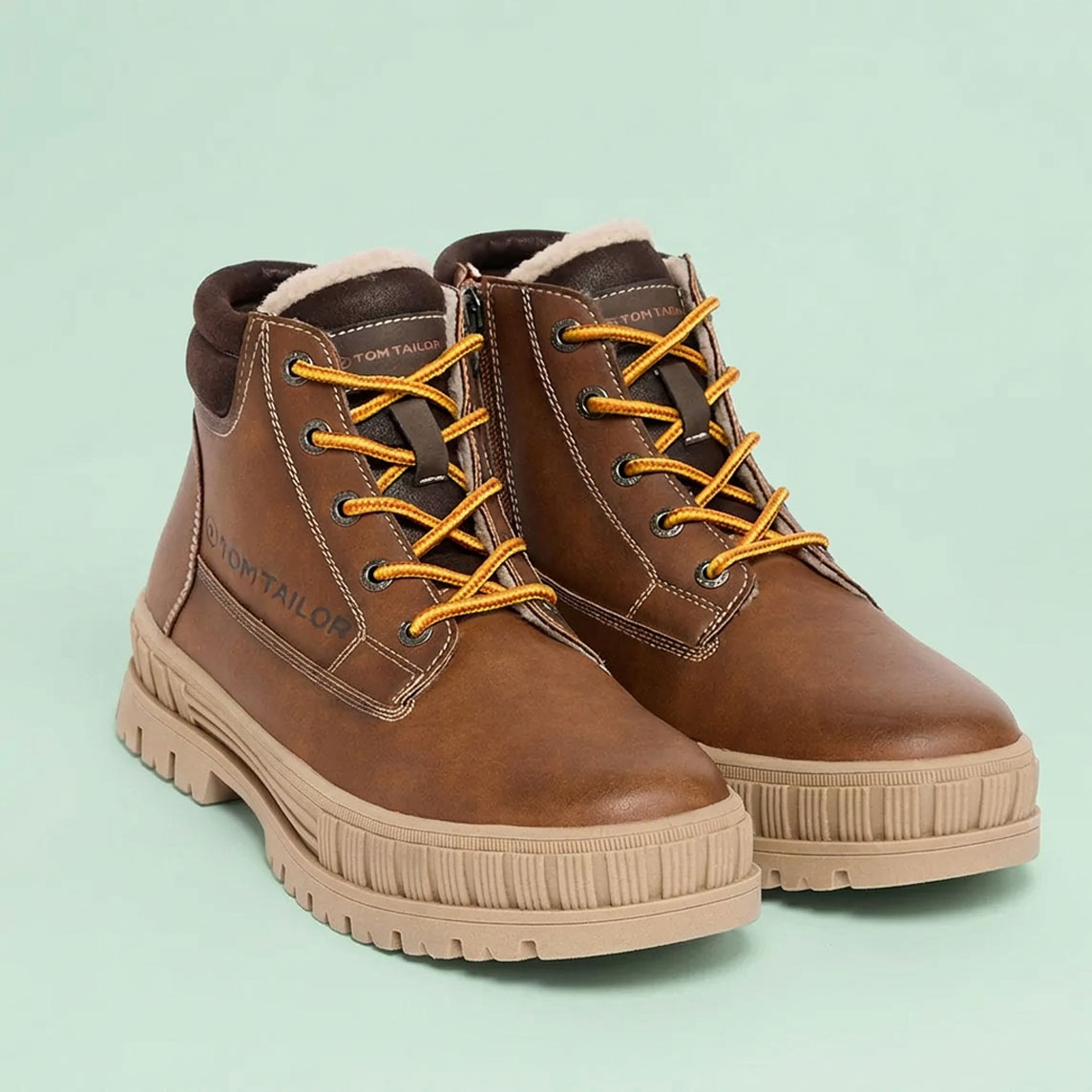 Robuste braune Winterstiefel mit gelben Schnürsenkeln und warmer Fütterung.