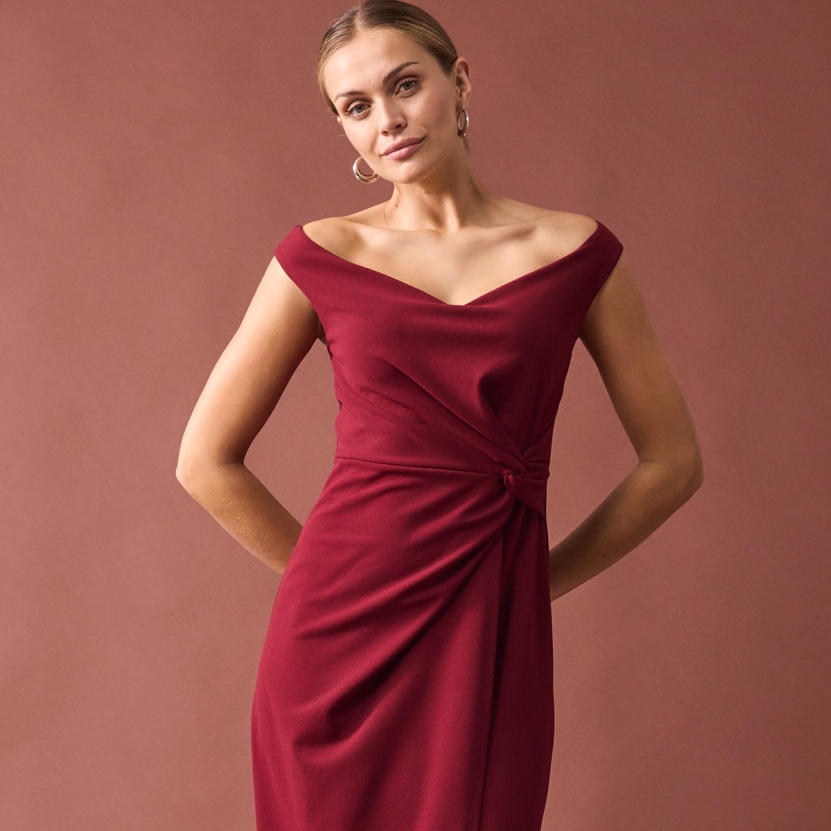 Elegantes weinrotes Abendkleid mit schulterfreiem Ausschnitt.