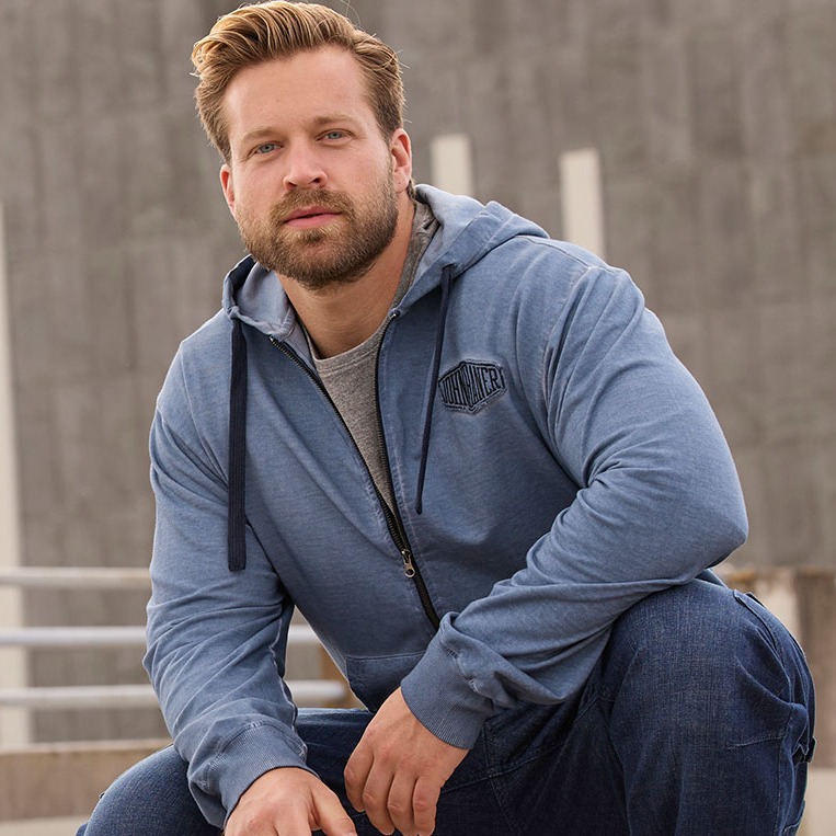 Kapuzen-Sweatjacke in ausgewaschener Optik und Jeans.