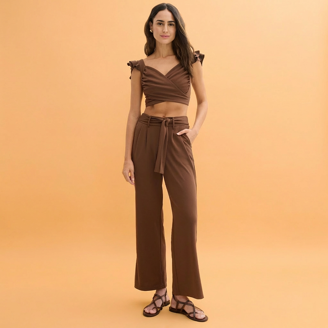 Freau mit braunem Zweiteiler.