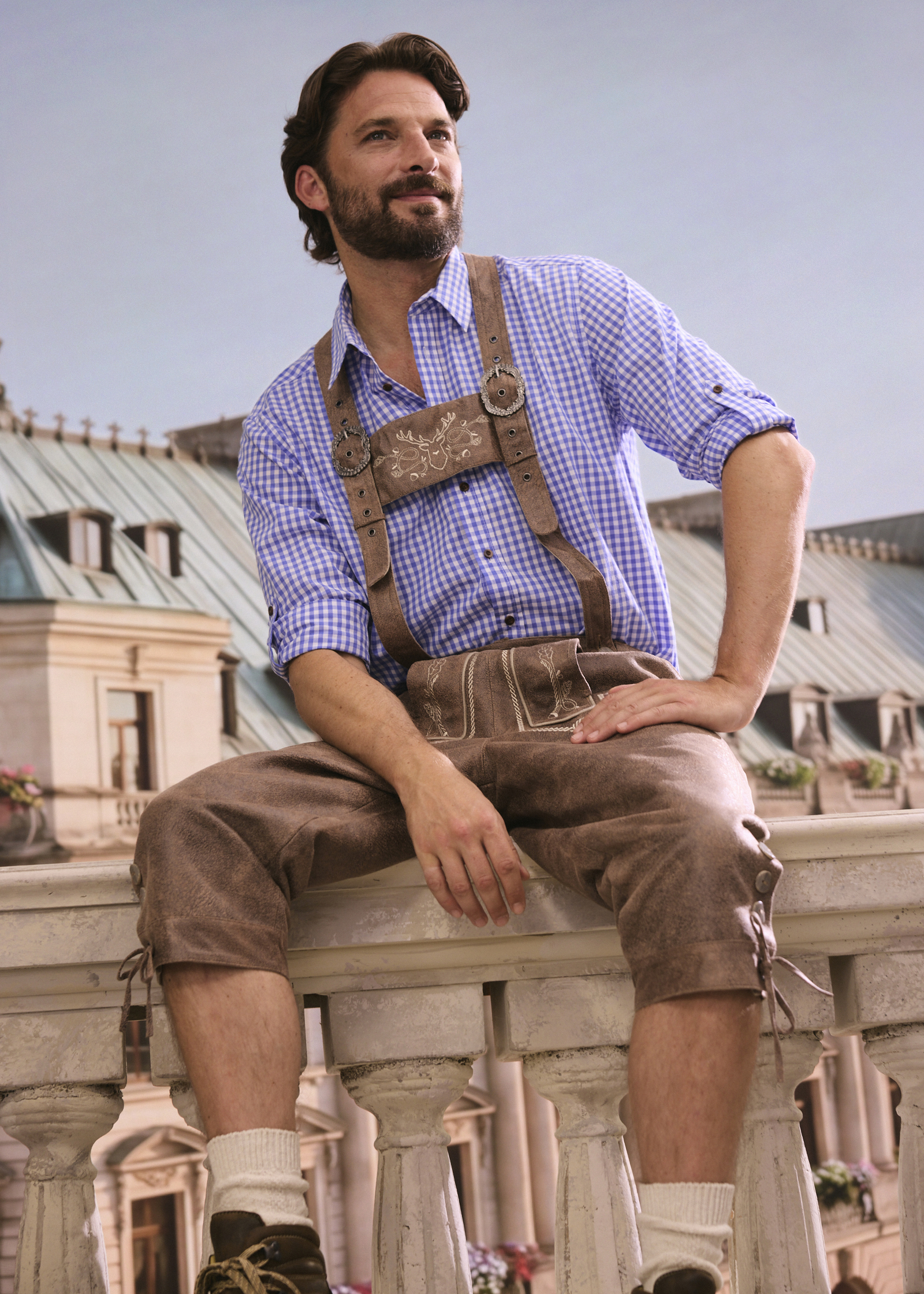 Traditionelle Tracht: bestickte Lederhose, kariertes Hemd, Hosenträger, Socken und Wanderschuhe.