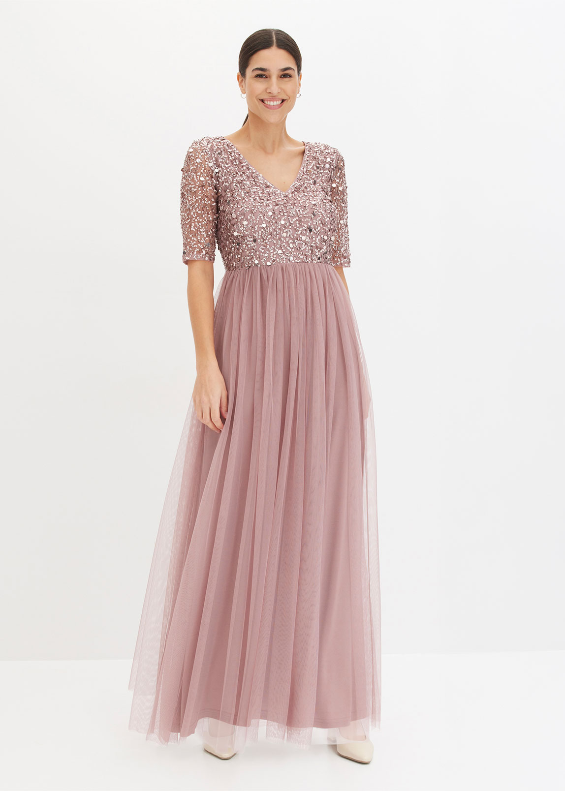 Ein elegantes, langes Paillettenkleid in Rosé mit fließendem Tüllrock.