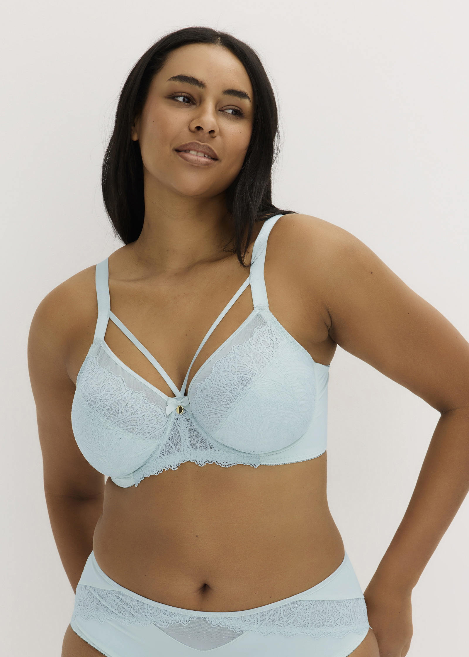 Hellblaues Spitzen-Dessous-Set mit BH und passendem Slip.