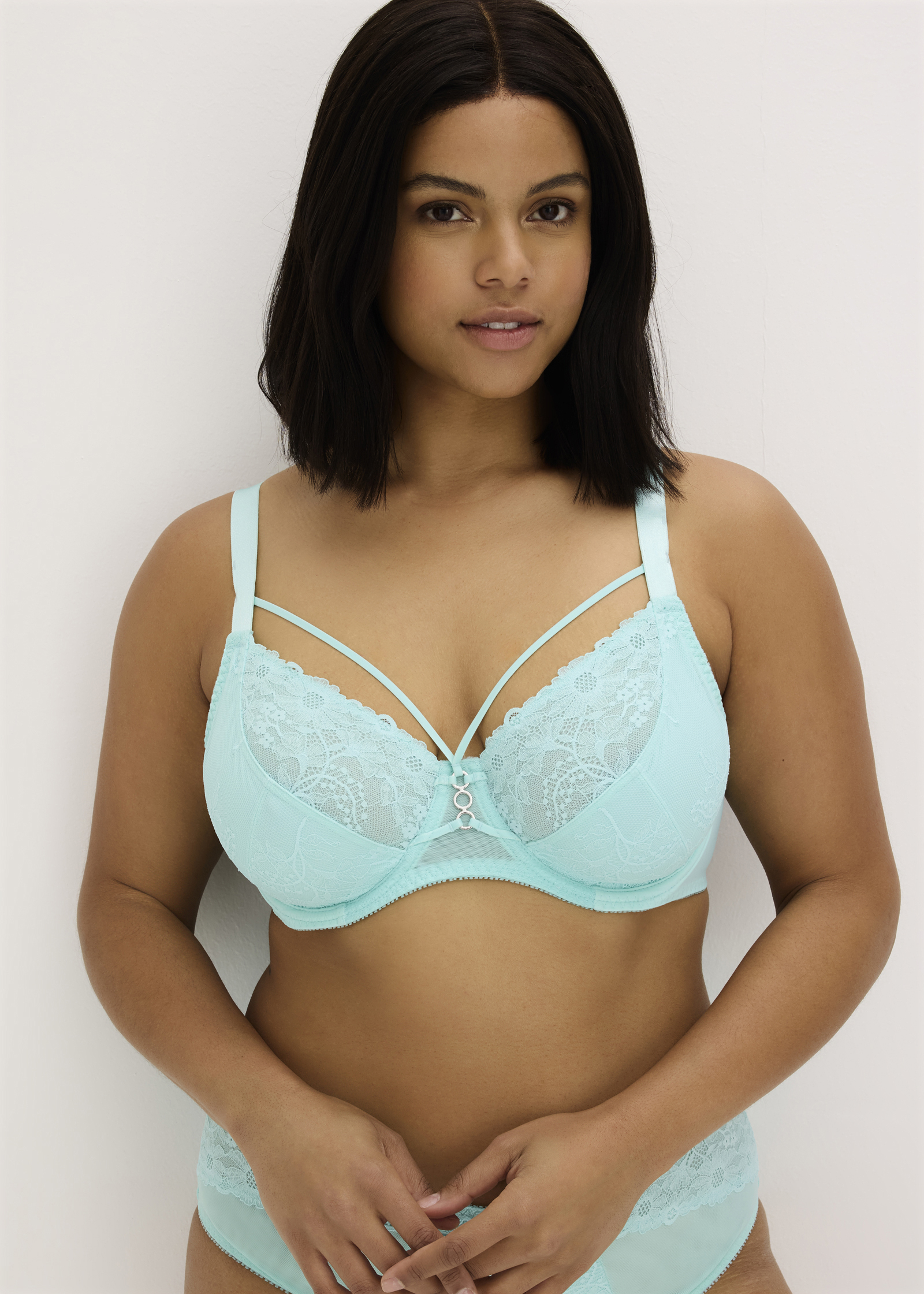 Türkisfarbene Spitzenunterwäsche mit Details