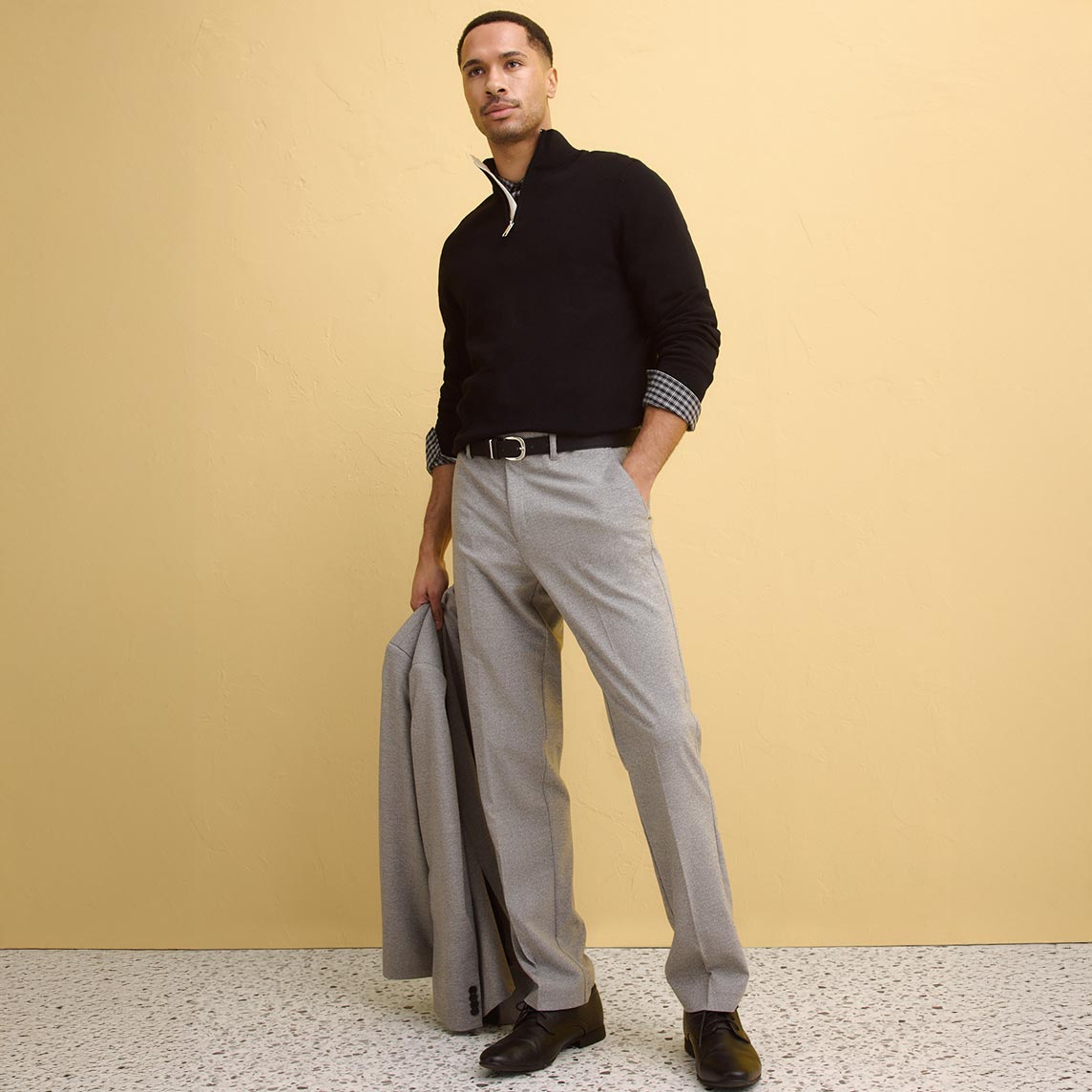 Dunkles Oberteil mit Kragen, graue Anzughose & Sakko.