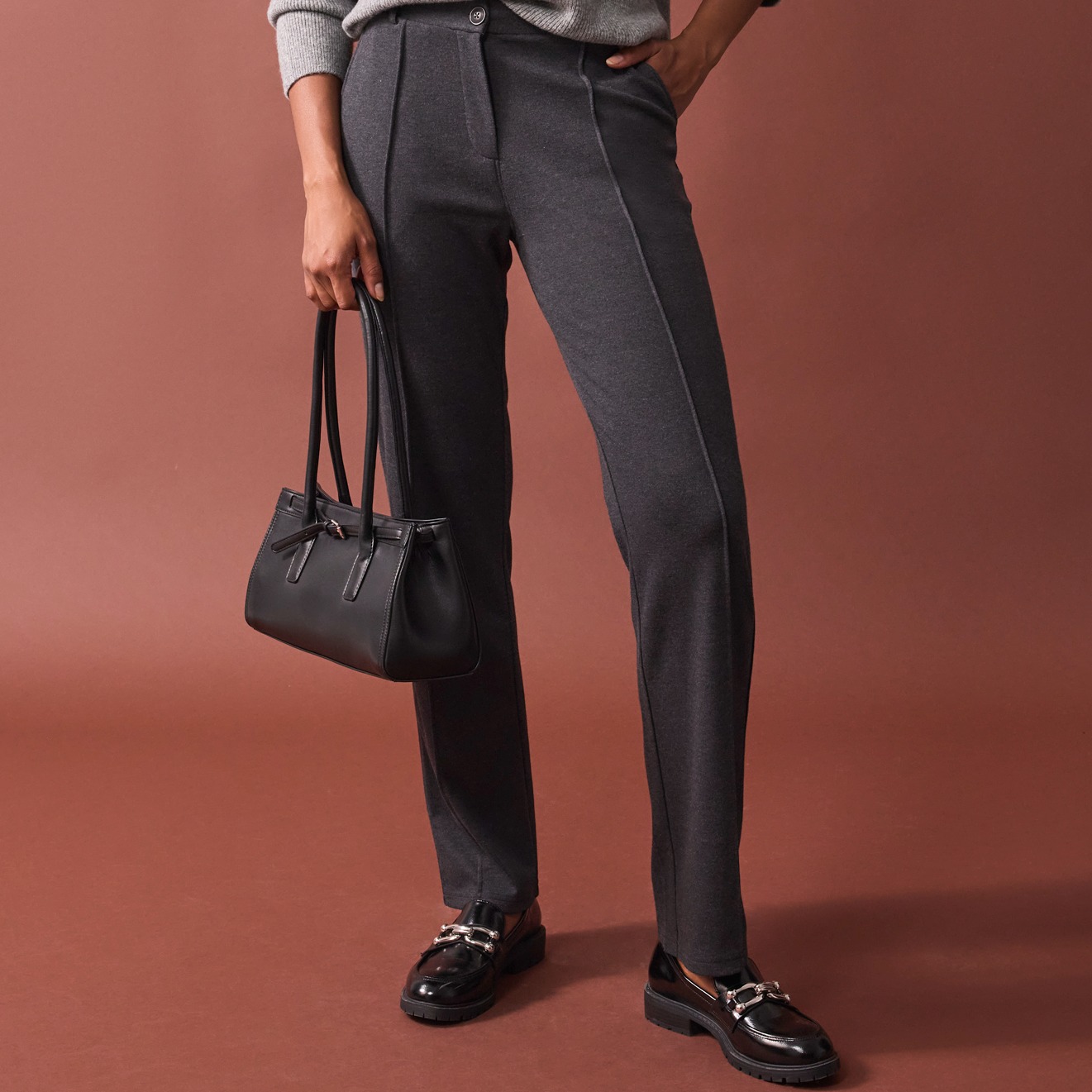 Elegante graue Stoffhose mit Bügelfalte.