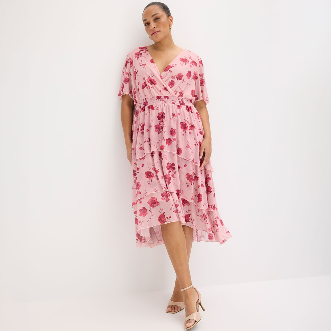 Ein rosafarbenes Midi-Kleid mit Blumenmuster und kurzen Ärmeln.