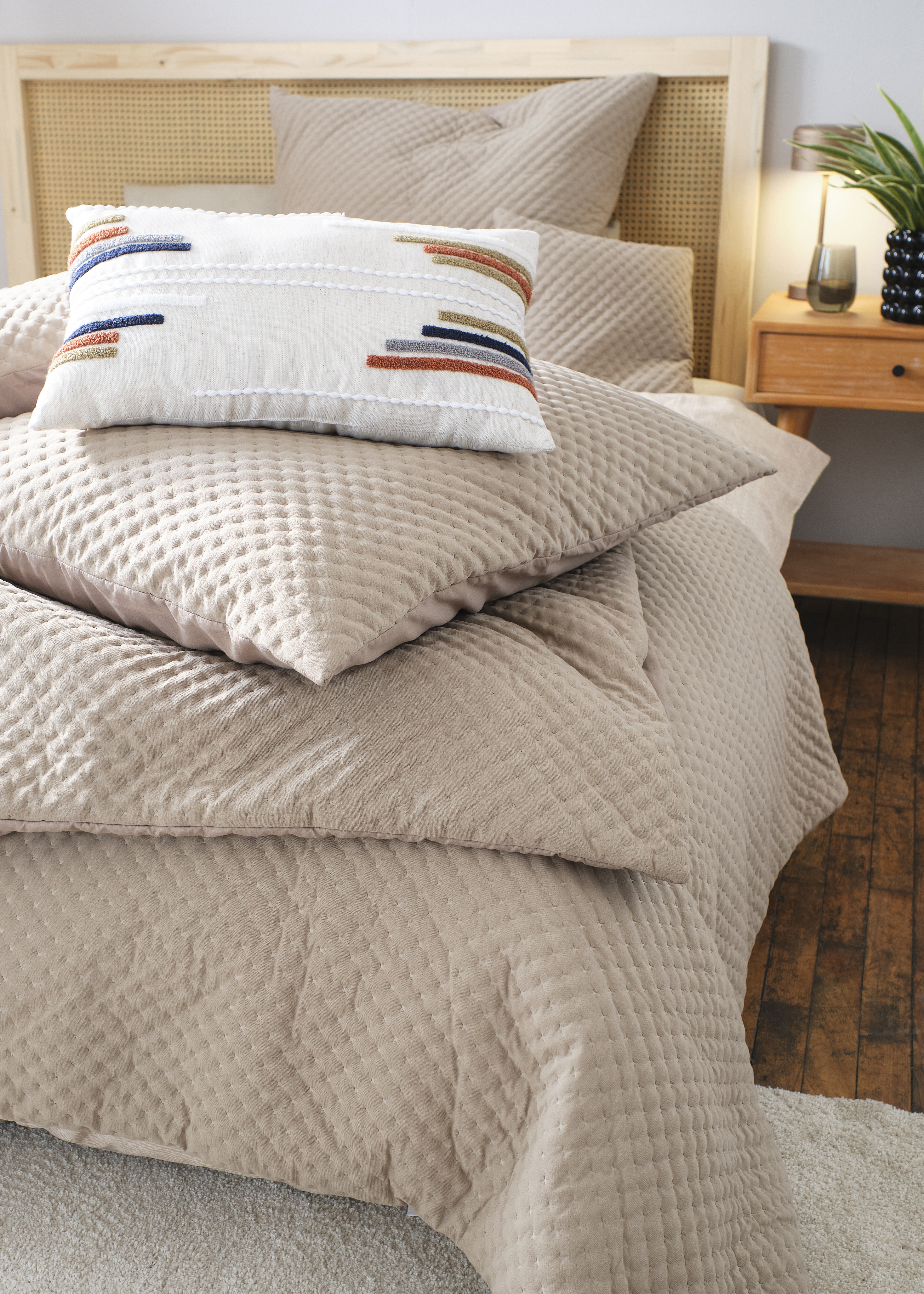 Gemütliche Bettwäsche in sanften Erdtönen.