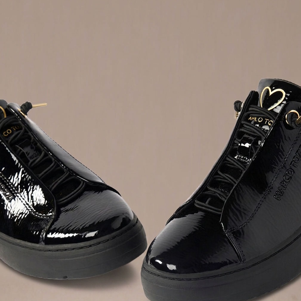 Diese eleganten, schwarzen Lackleder-Sneaker bestechen durch ihre glänzende Optik und goldene Details.
