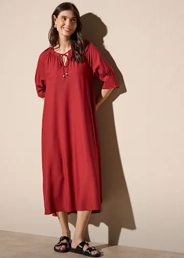 Rotes Tunika-Kleid mit Schnürdetails.