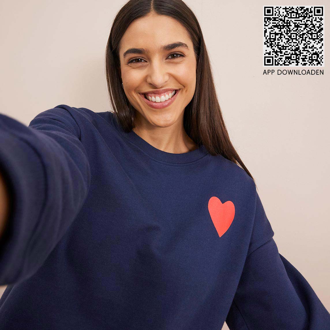 Dunkelblaues Sweatshirt mit rotem Herz-Motiv.