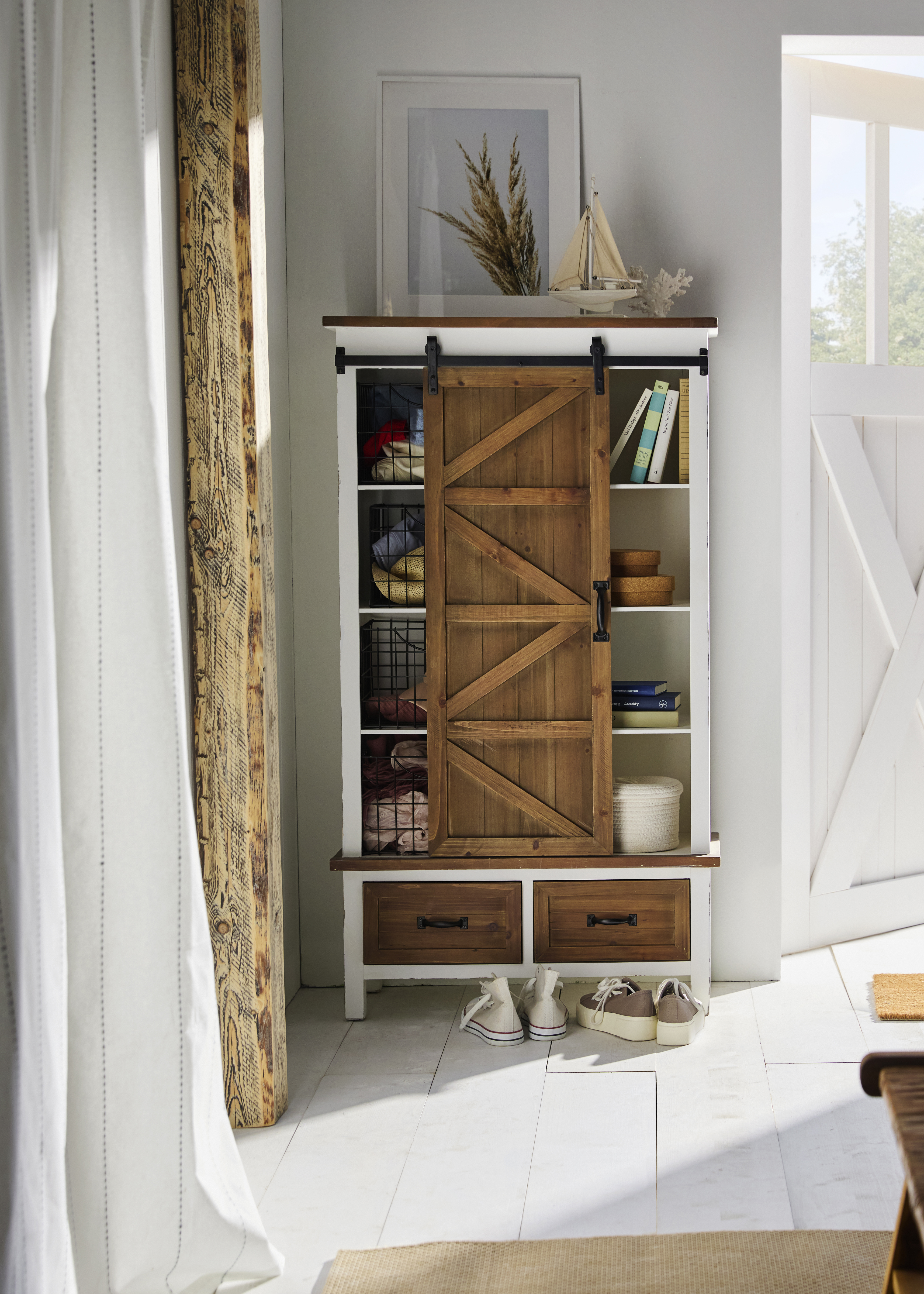 Rustikaler Holzschrank mit Schiebetür und offenen Regalen.