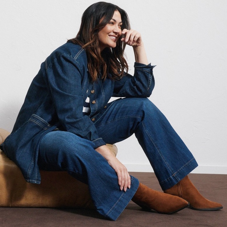 Lässiger Denim-Look mit Jeansjacke, weiter Hose, Streifenshirt und braunen Stiefeln.
