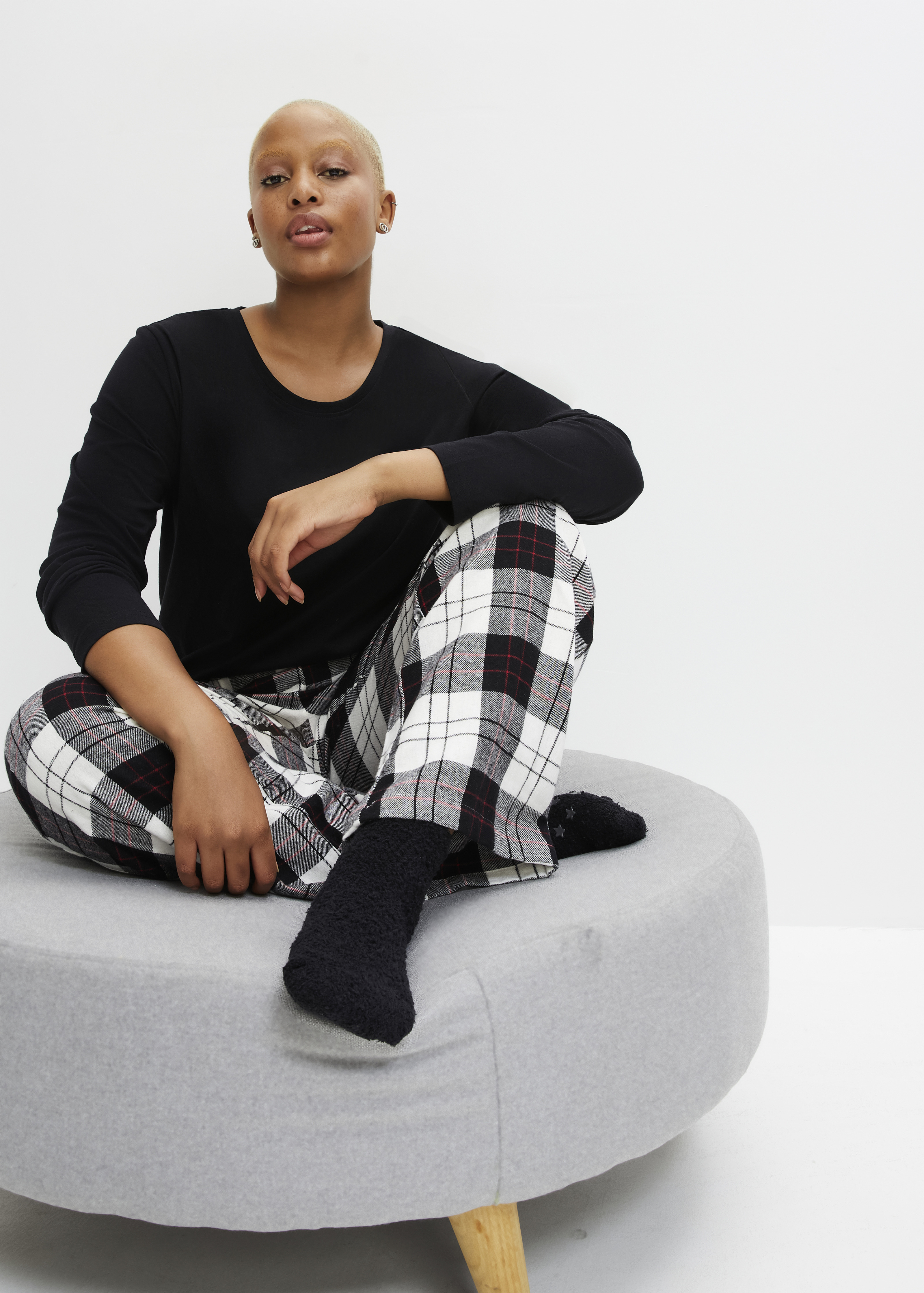 Schalfanzug: Schwarzer Pullover und karierte Hose 