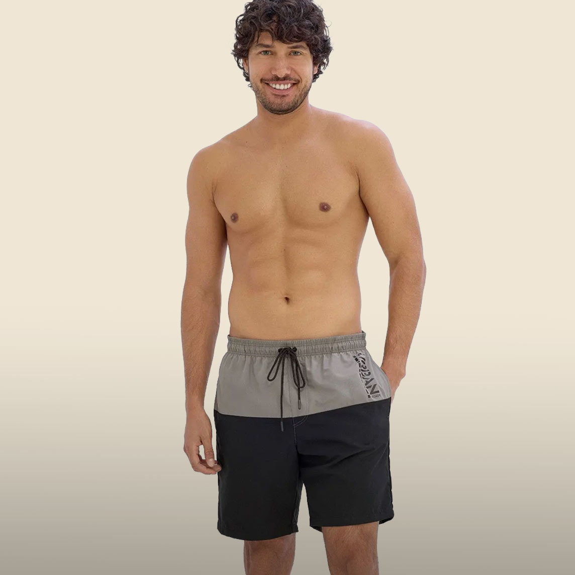 Sportliche, zweifarbige Badeshorts in Grau und Schwarz mit Kordelzug.
