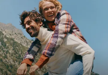 Warmer Rollkragenpulli und kuschelige Karo-Jacke sind ideal für herbstliche Bergausflüge.