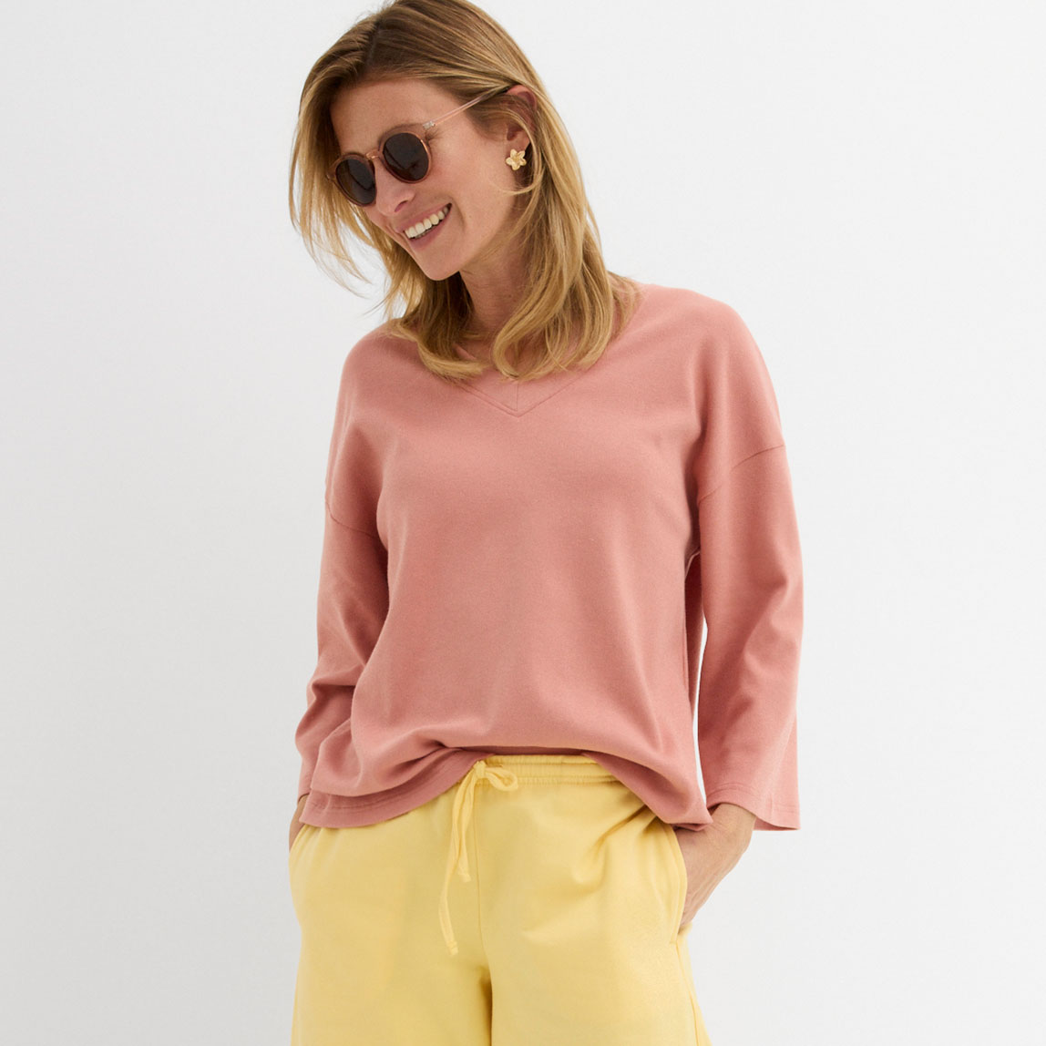 Rosa Langarmshirt trifft auf gelbe Hose.