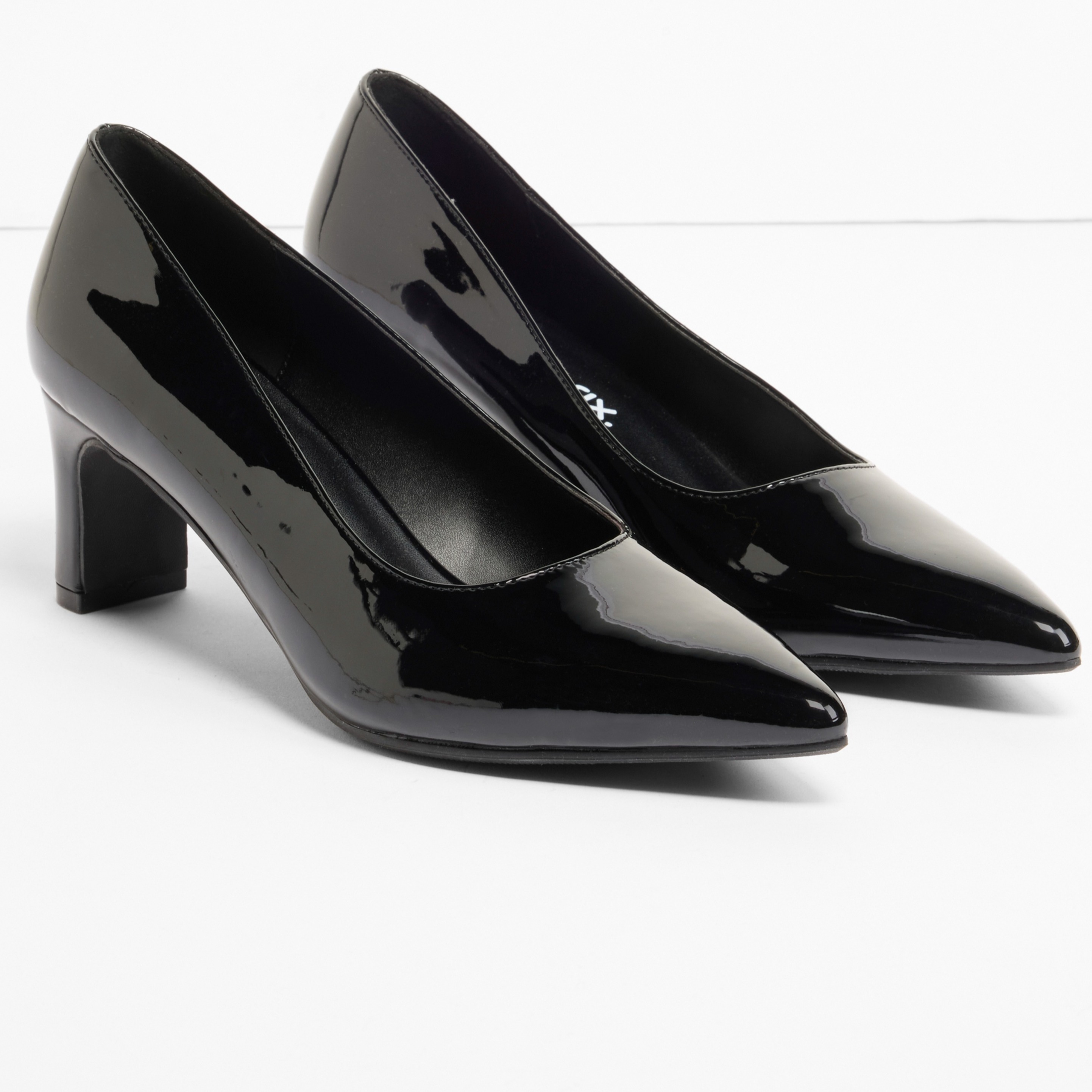 Schwarze Lackpumps mit spitzer Zehenpartie.