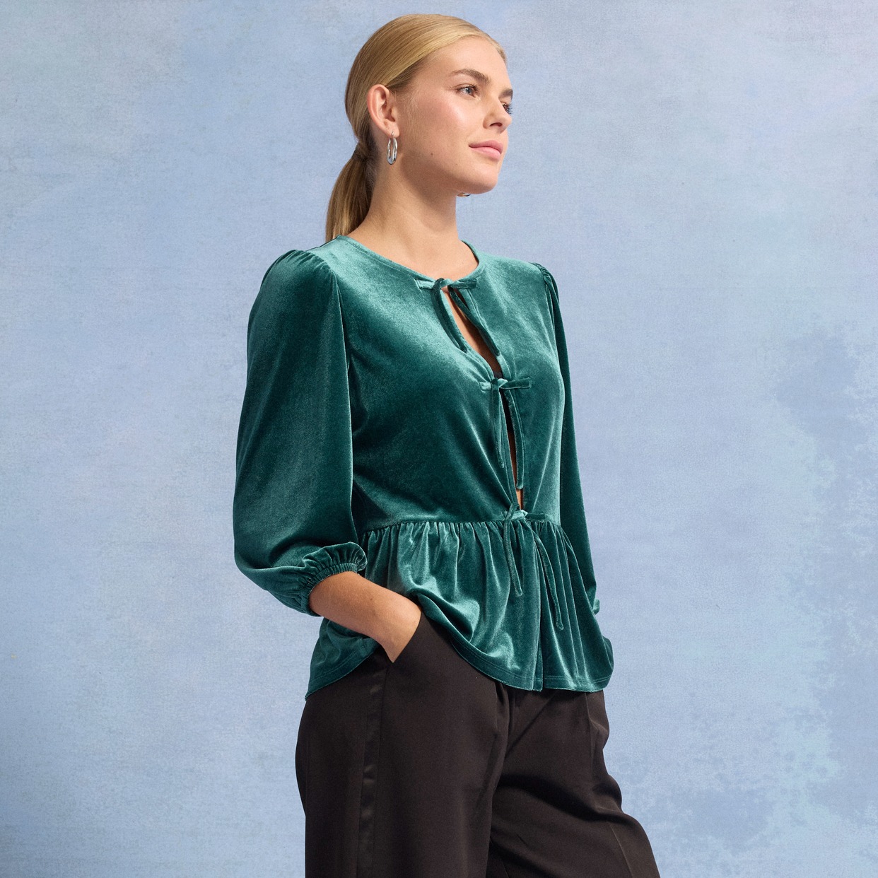 Elegante grüne Samtbluse mit Schleife.