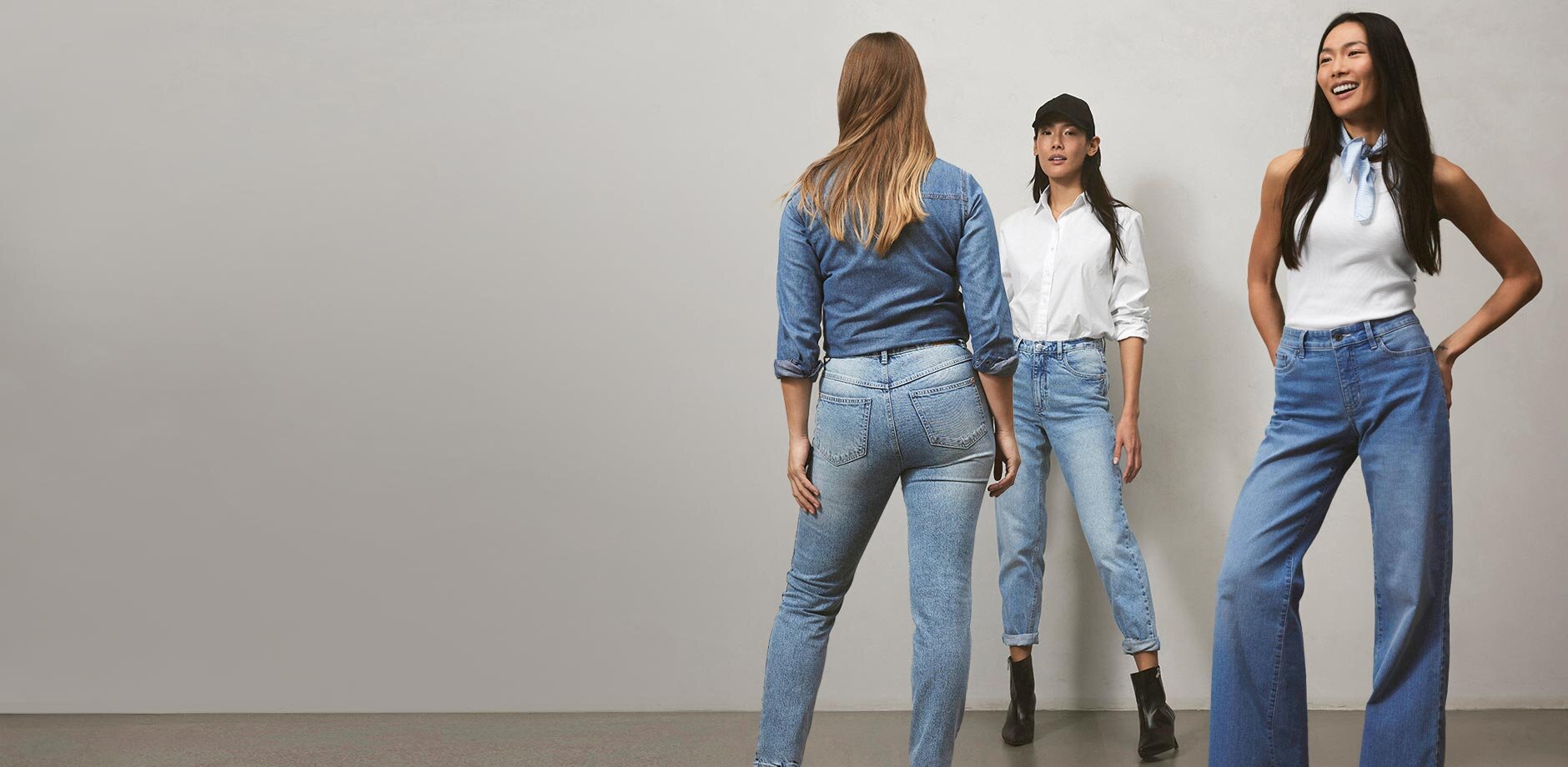 Lässiger Denim-Look: Jeansjacke und Jeans in verschiedenen Stilen, kombiniert mit weißen Oberteilen.