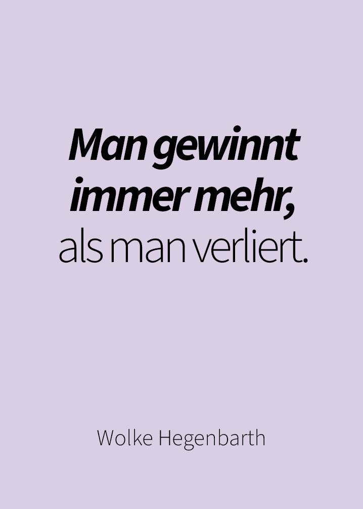 Der Text zeigt ein Zitat von Wolke Hegenbarth auf einem schlichten lila Hintergrund.