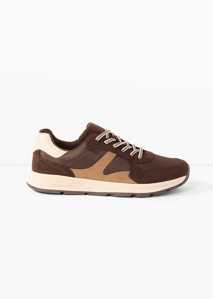 Sportliche braune und beige Sneaker mit kontrastierenden Schnürsenkeln und heller Sohle.