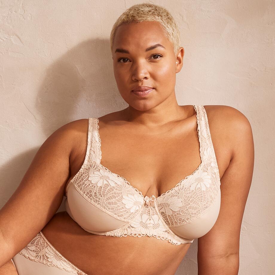 Eleganter cremefarbener BH mit filigraner Spitze und breiten Trägern für modischen Komfort.