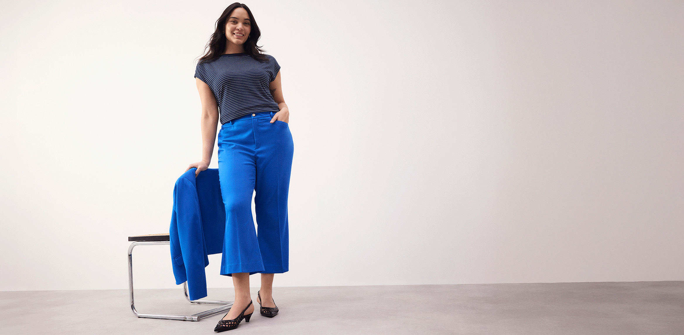 Graues T-Shirt und blaue Culottes-Hose sorgen für einen lässigen, aber stilvollen Look.