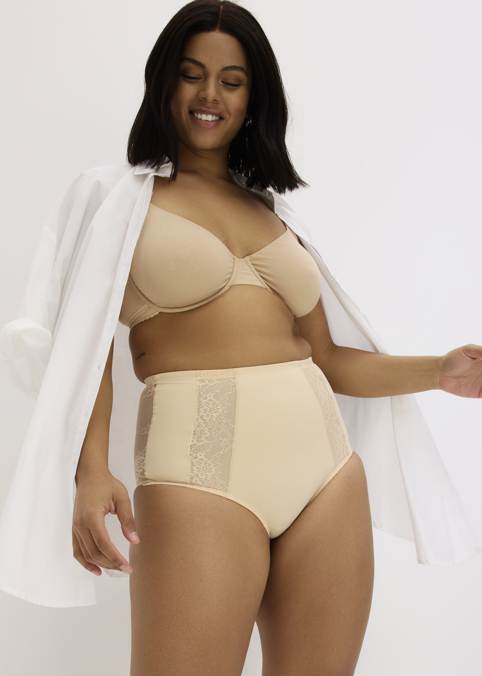 Beige Shapewear-Unterhose mit hoher Taille, weiße Bluse und beige BH