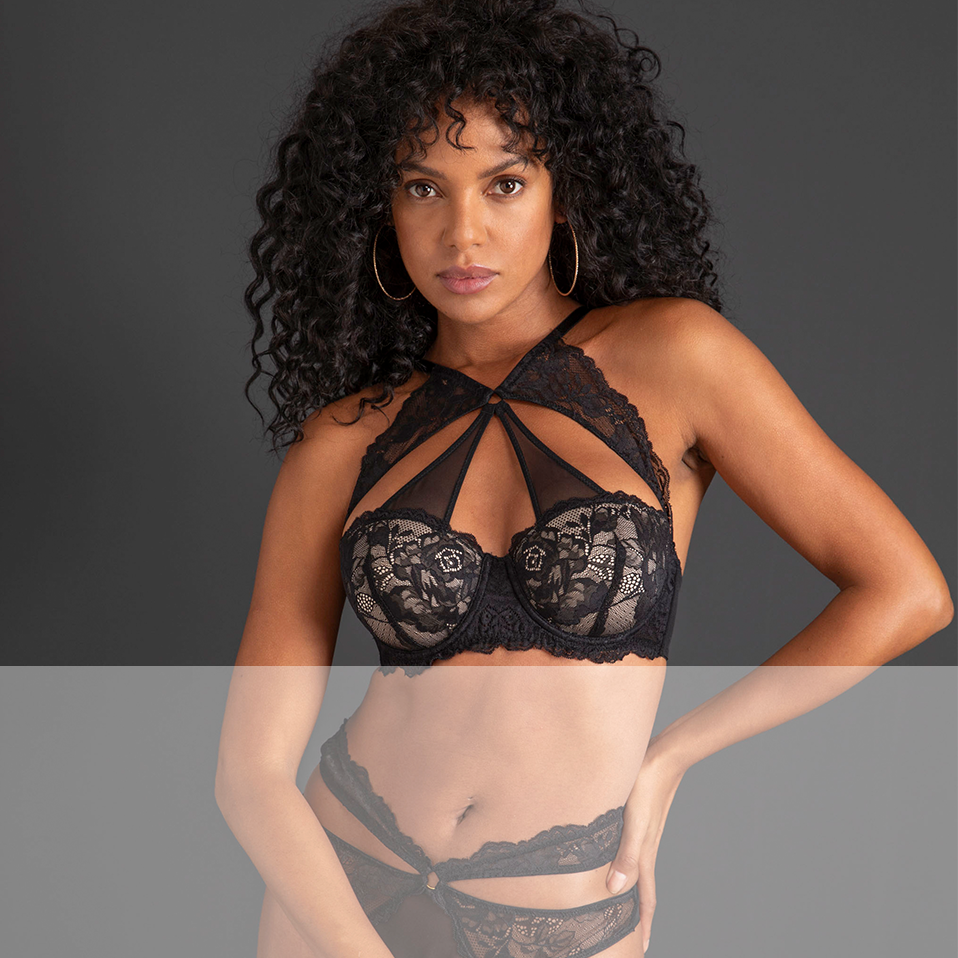 Eleganter schwarzer Spitzen-BH mit besonderem Neckholder-Design und dekorativen Riemchen am Dekolleté.