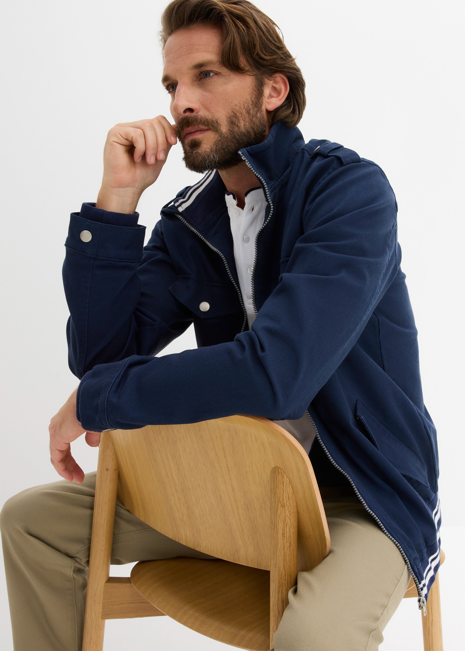 Outfit mit marineblauer Jacke und weißem Hemd.