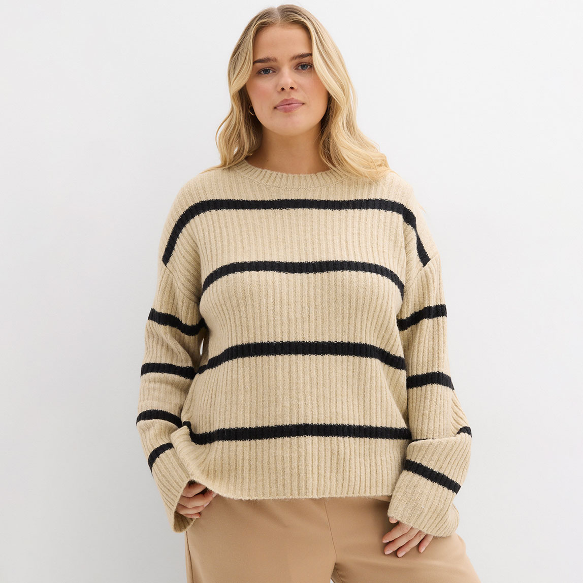 Beiger Strickpullover mit schwarzen Streifen.