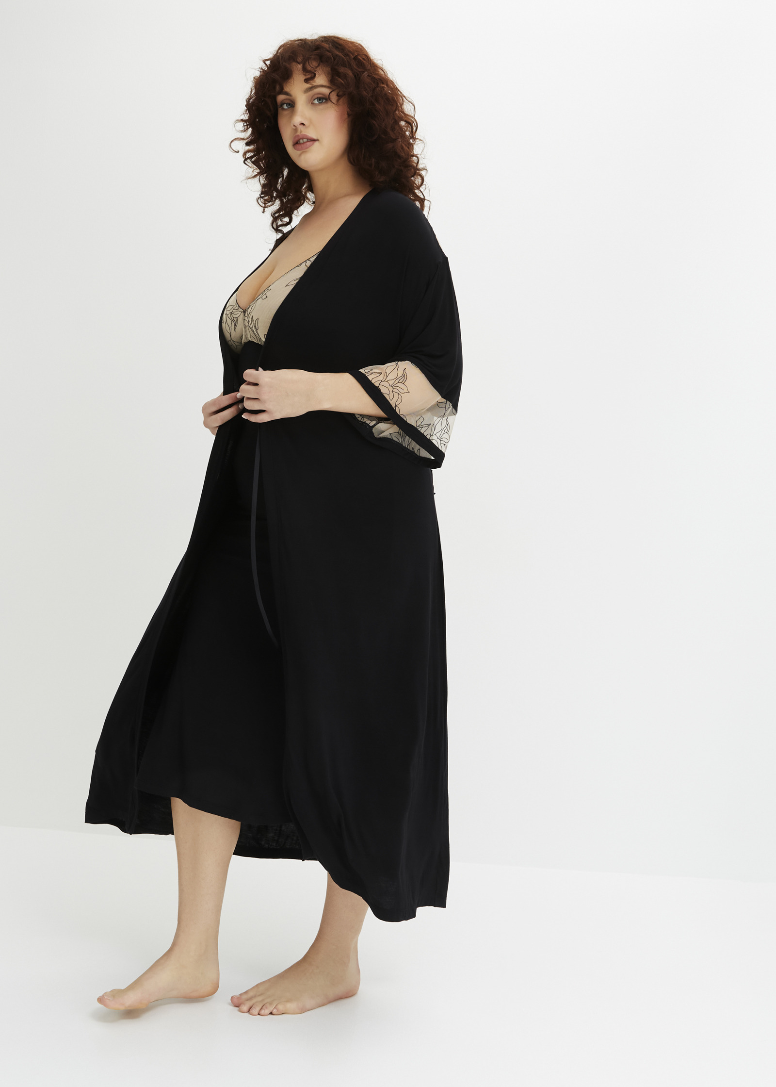 Eleganter schwarzer Kimono mit goldenem Saum