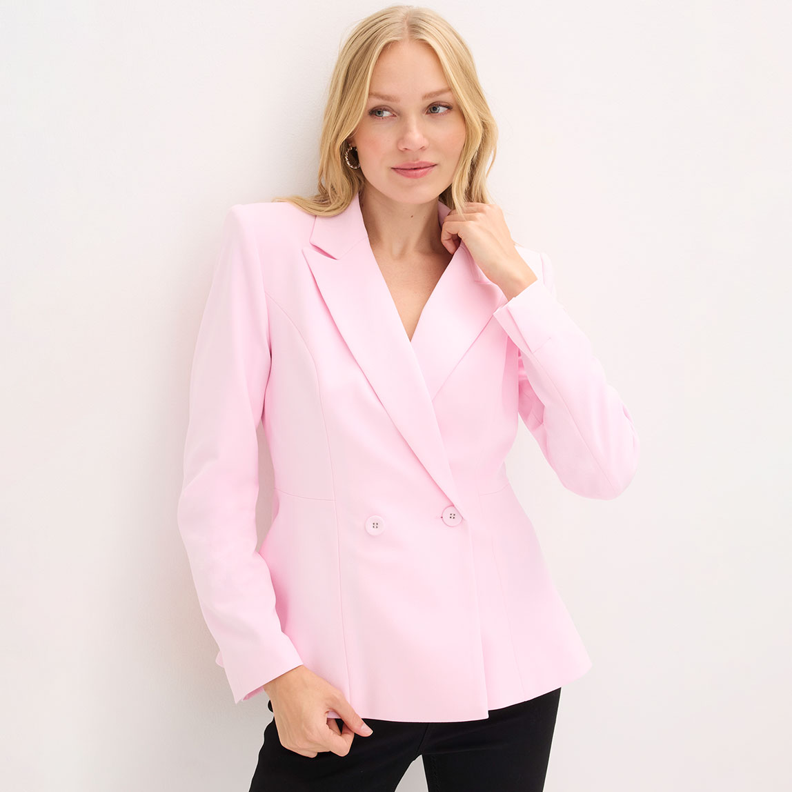 Rosa Blazer mit zweireihiger Knopfleiste.