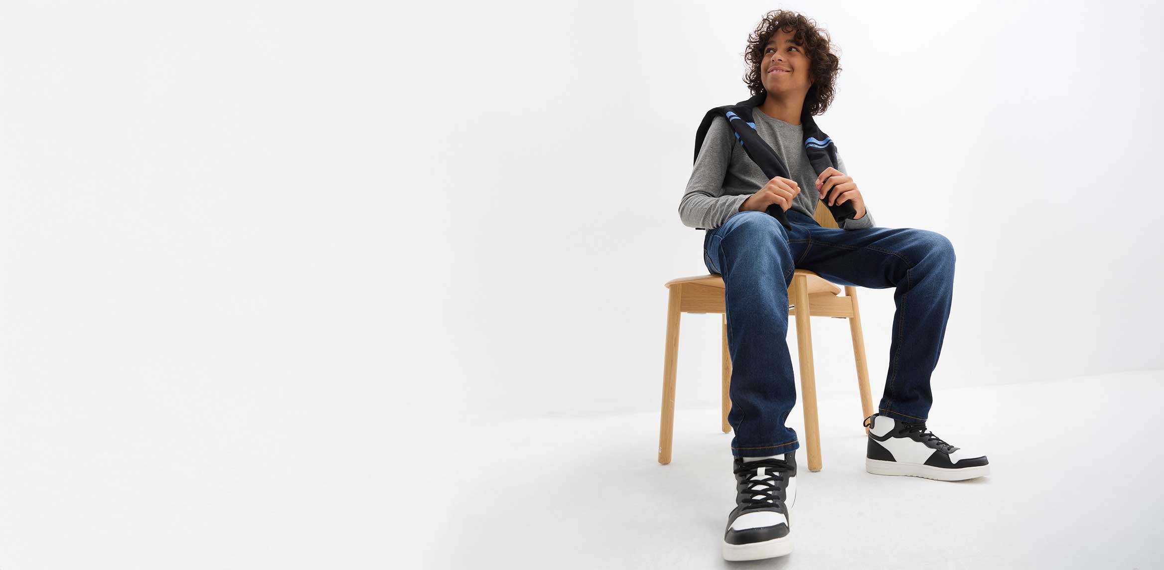 Lässiger Look mit Jeans, Langarmshirt und Sneaker.