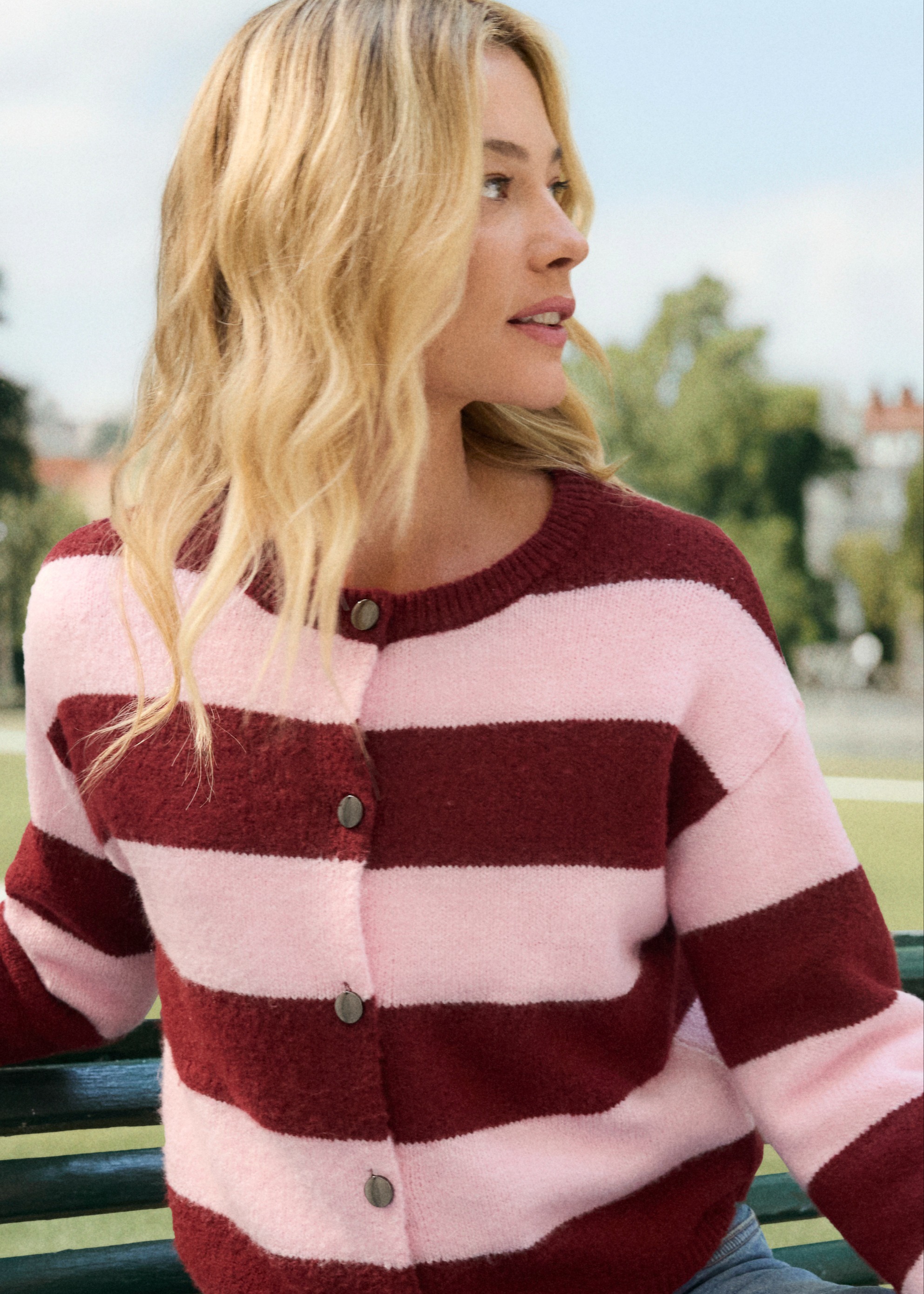 Gestreifter Pullover in Hellrosa und Schwarz, kombiniert mit blauen Jeans. Lässiger Frühlings-Look.