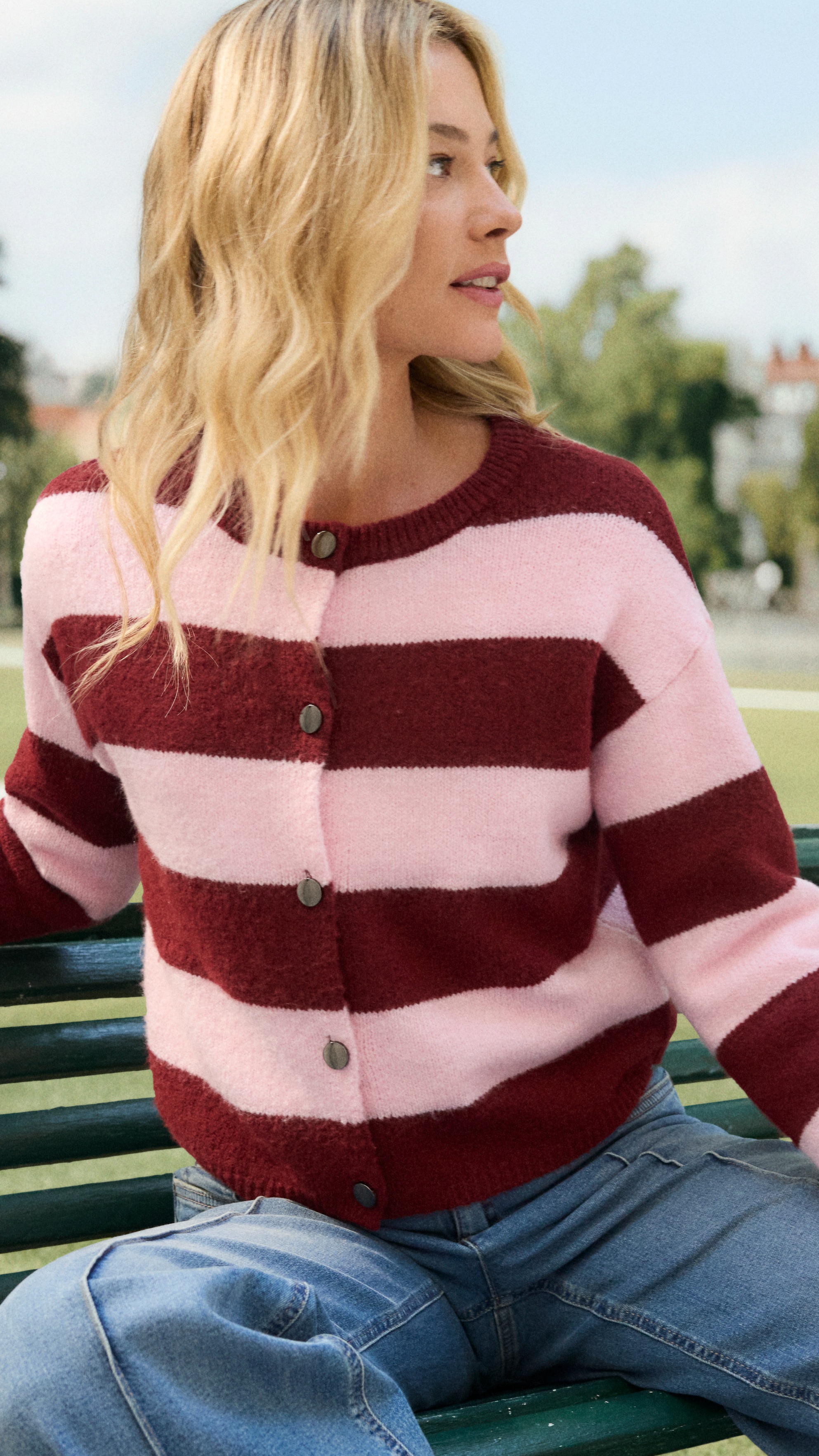 Gestreifter Pullover in Hellrosa und Schwarz, kombiniert mit blauen Jeans. Lässiger Frühlings-Look.