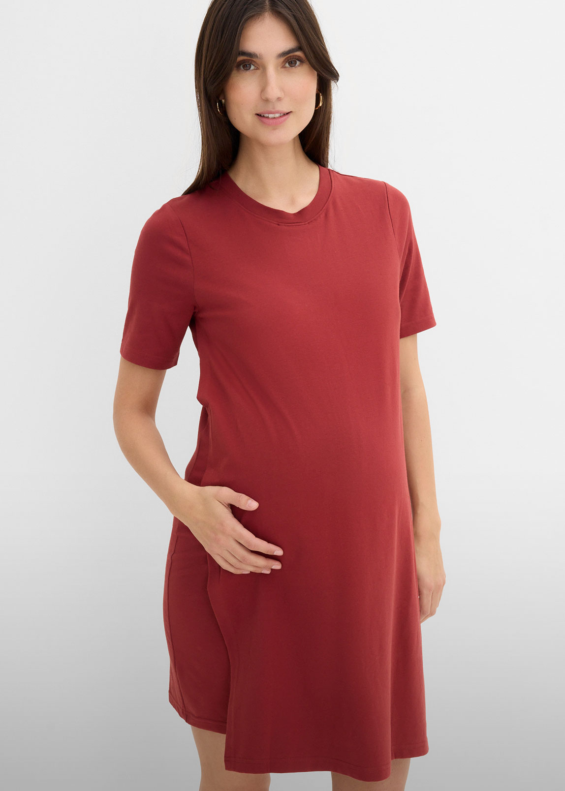 Ziegelrotes T-Shirt-Kleid mit kurzen Ärmeln, ideal für bequeme Schwangerschaftstage.