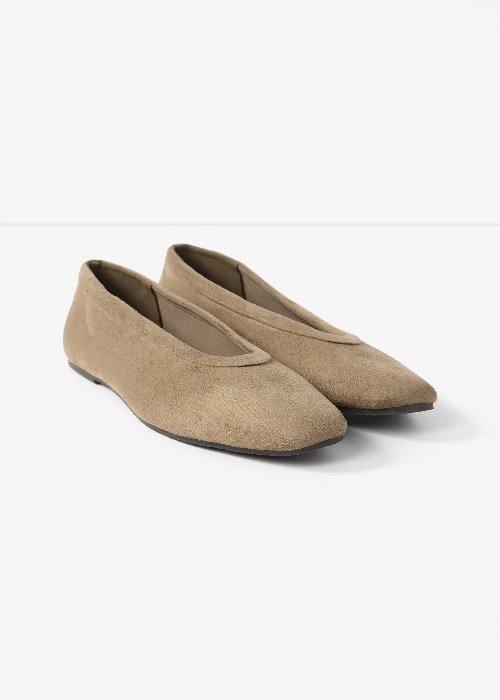 Diese eleganten beigefarbenen Ballerinas in Velourslederoptik bieten schlichten Komfort für jeden Tag.