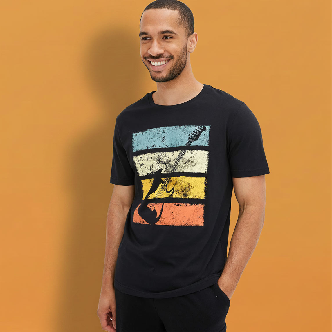 Mann trägt ein schwarzes T-Shirt mit farbigem Gitarrenmotiv im Retro-Stil.