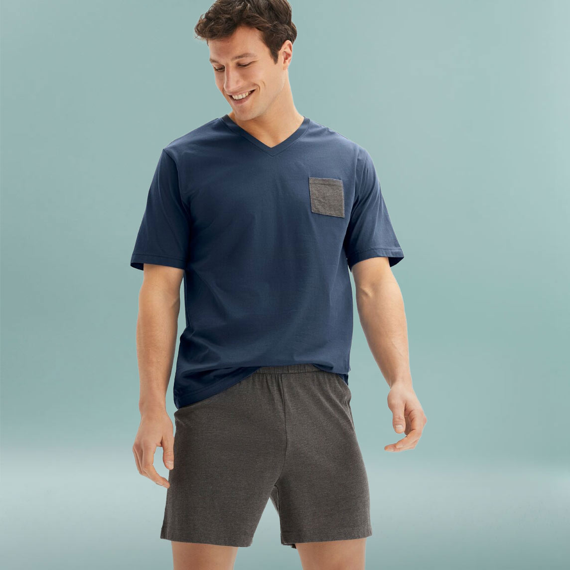 Mann trägt bequemen Shorty in blau und grau.