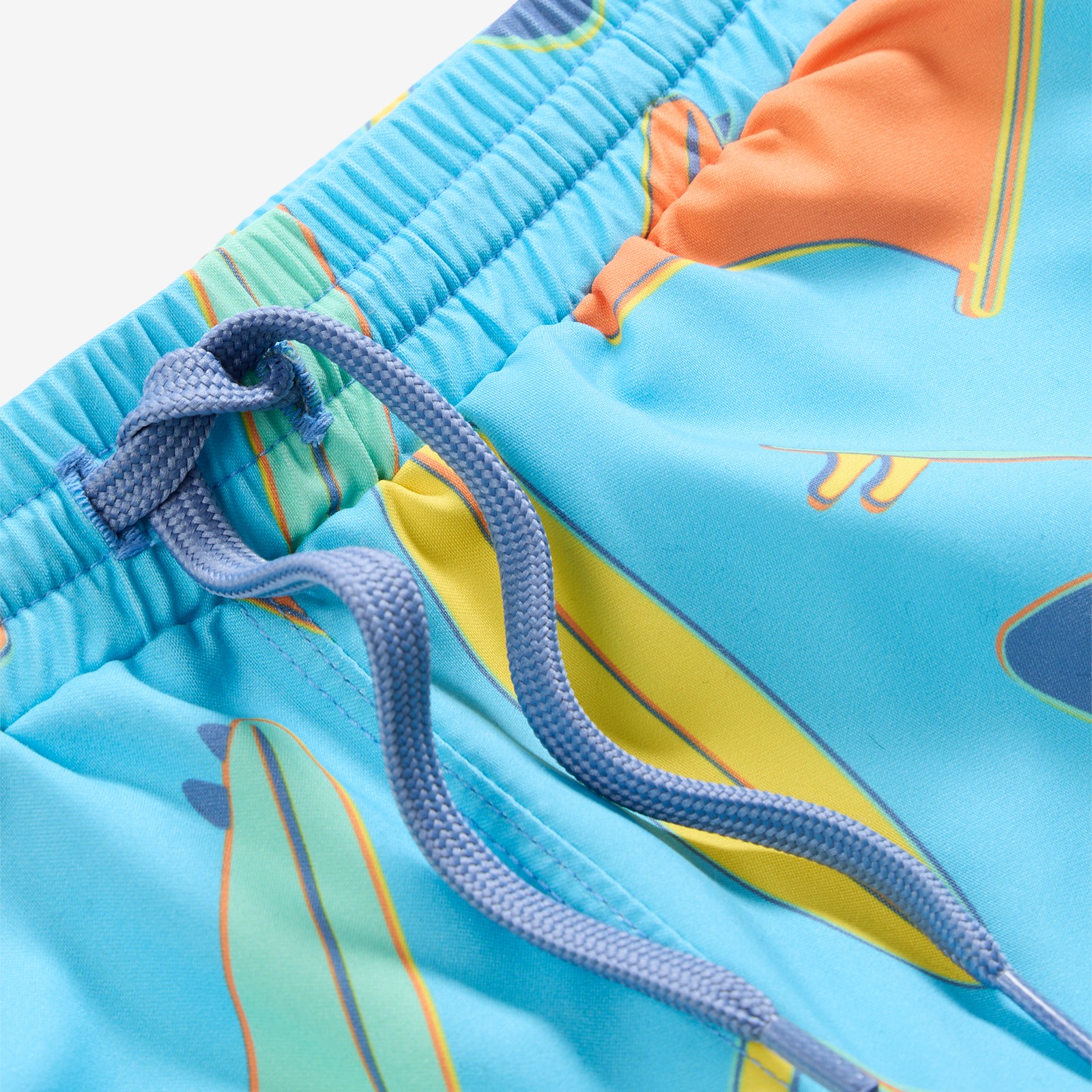 Bunt bedruckte Badehose.