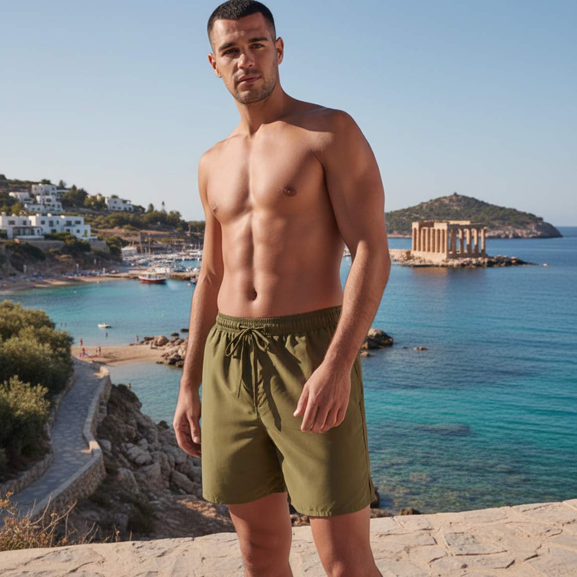 Olivgrüne Badeshorts mit Kordelzug.