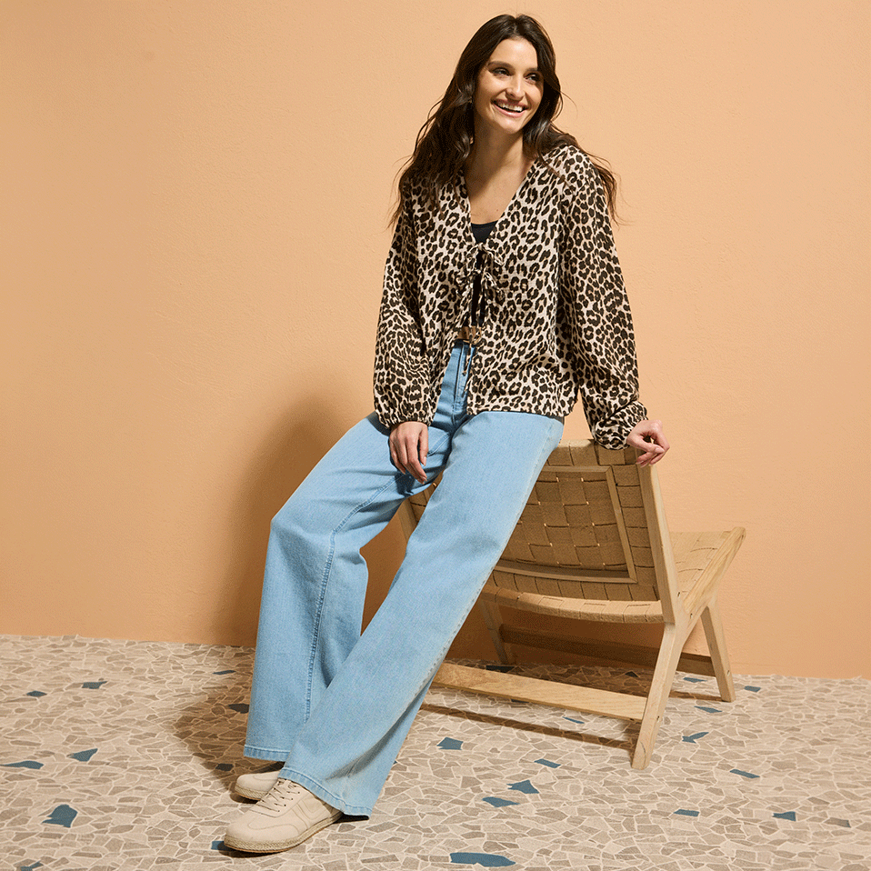 Leopardenprint-Bluse trifft auf hellblaue Schlagjeans.