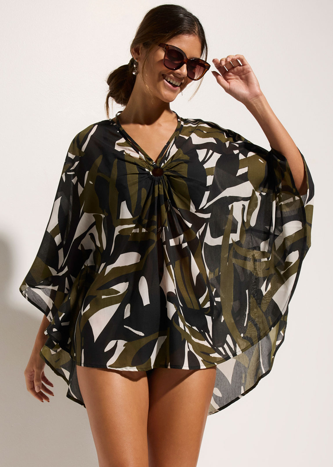 Luftige Tunika mit Tarnmuster, weite Ärmel. Perfekt für warme Tage am Strand.