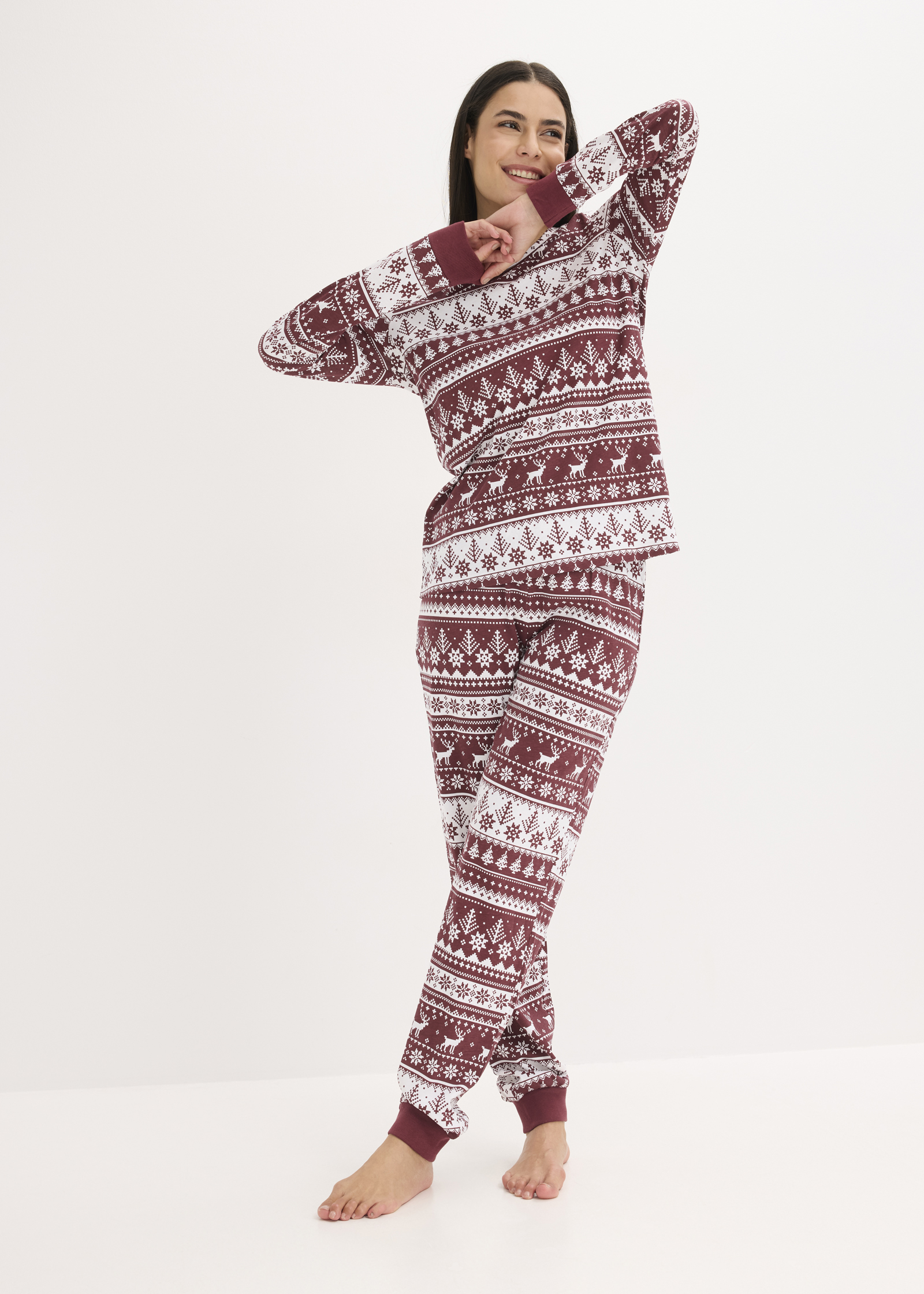 Gemütlicher winterlicher Pyjama mit rot-weißem Muster. 